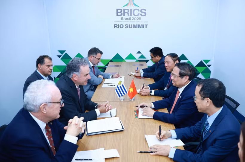 越南政府总理范明政在2025年7月7日举行的金砖国家（BRICS）扩展峰会期间会见乌拉圭总统亚曼杜·奥尔西。图自越通社