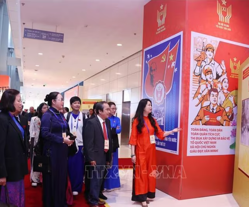 越南通讯社展区通过近200幅资料图片。图自越通社