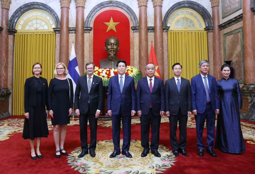 国家主席梁强与芬兰驻越南大使佩卡·武蒂莱宁及代表合影。图自越通社
