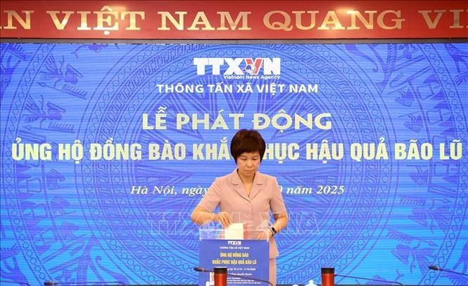 越通社社长武越庄进行捐款。图自越通社