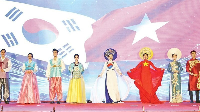 越南和韩国传统服饰表演。图自人民报