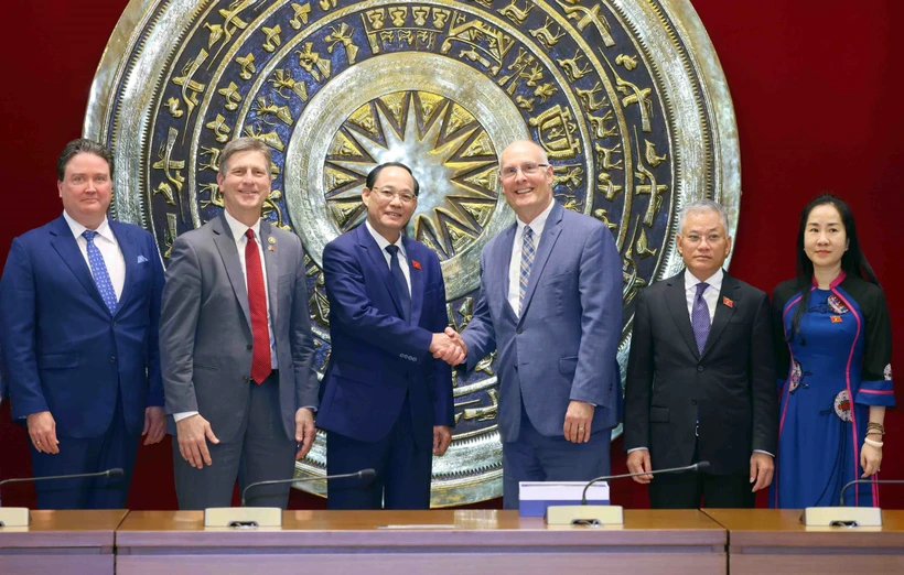 越南国会副主席陈光方会见美国众议院跨党派议员代表团。图自越通社