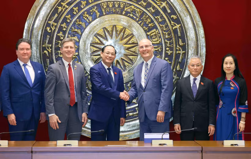 越南国会副主席陈光方会见美国众议院跨党派议员代表团。图自越通社