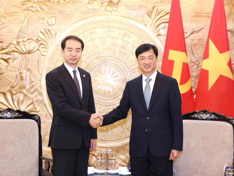 越共中央检查委员会主任阮维玉会见中国驻越南大使何炜。图自越通社