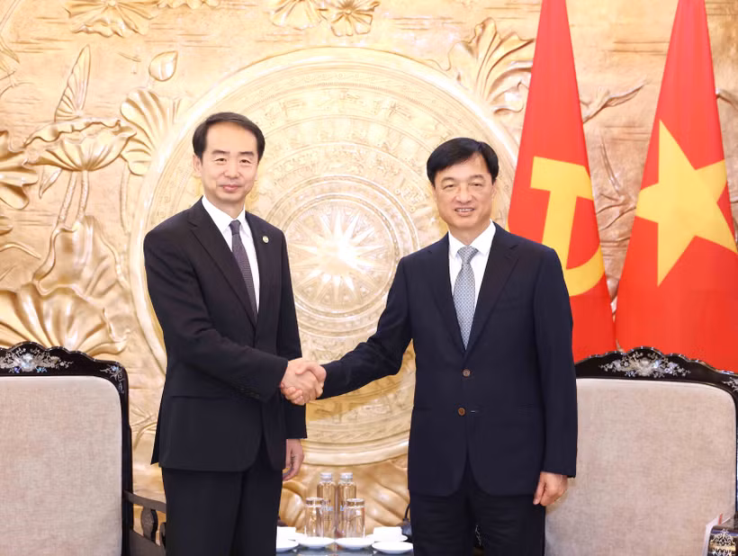 越共中央检查委员会主任阮维玉会见中国驻越南大使何炜。图自越通社
