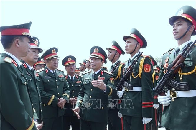 越共中央委员、越南人民军总参谋长、国防部副部长阮新疆大将检阅阅兵方阵。图自越通社