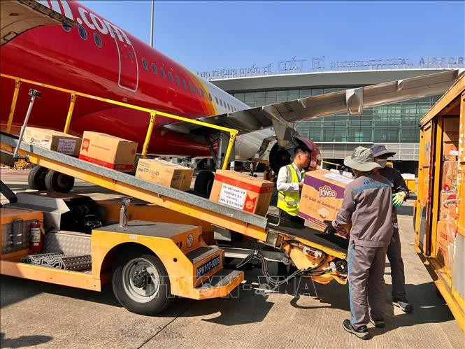 海防市吉碑国际机场“零费用”运送救灾物资至洪灾地区。图自越通社