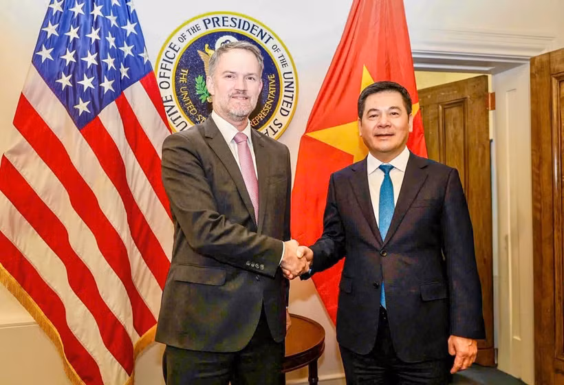 越南工贸部部长阮鸿延与美国贸易代表贾米森·格里尔。图自越通社