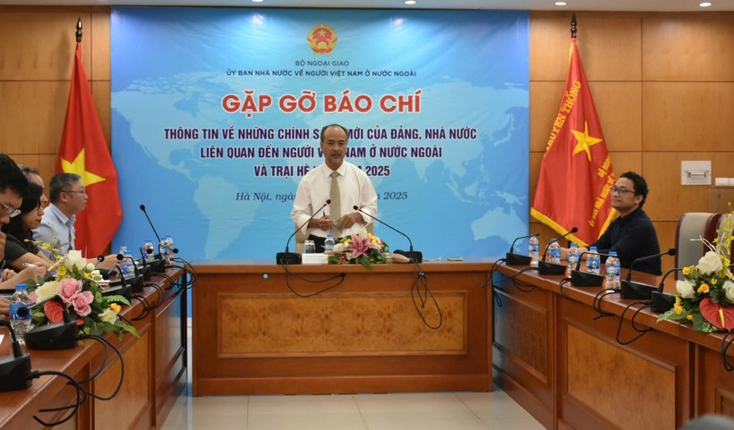 国家海外越南人委员会主任阮忠坚主持会议。图自https://tuoitrethudo.vn/