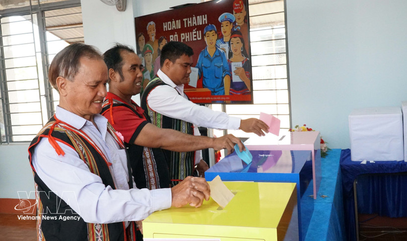 越南全国近7900万选民行使选举权利和义务。图自越通社