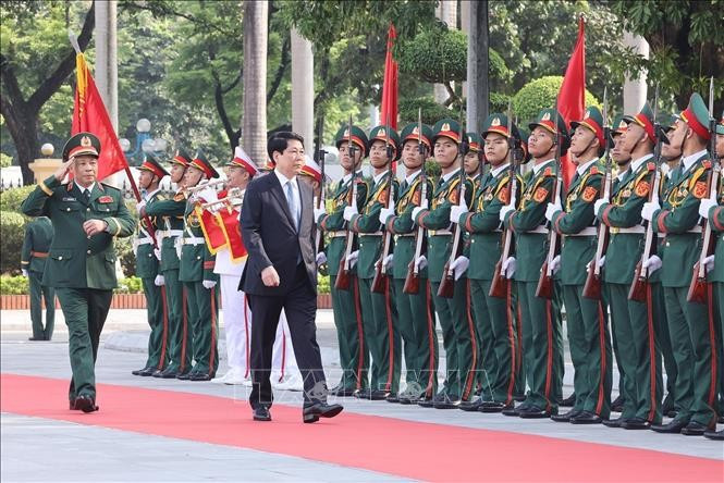 梁强主席走访国防学院。图自越通社