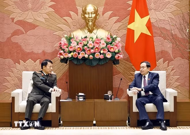 越南国会主席陈青敏和越南公安部长梁三光大将。图自越通社