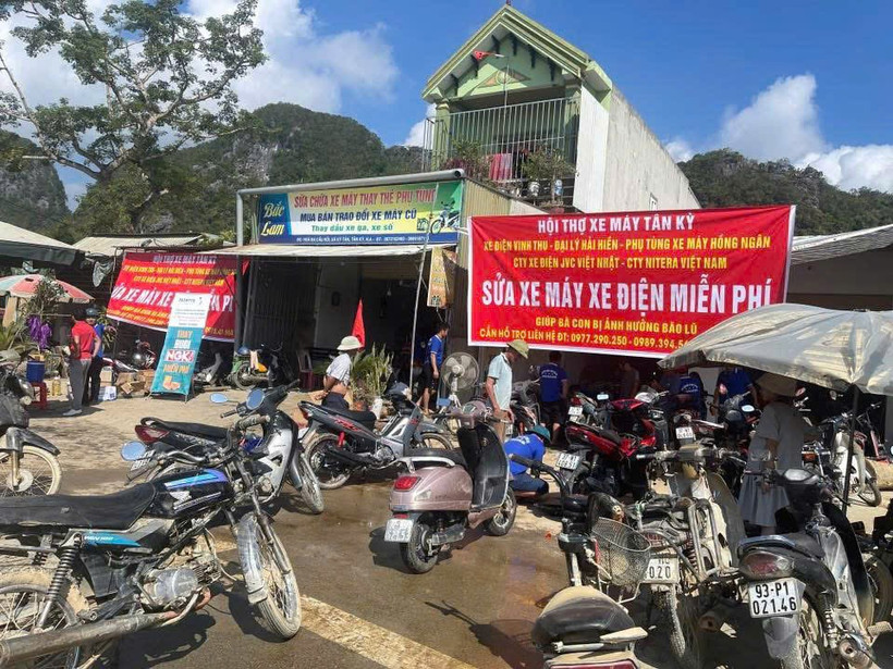 新岐乡锐（Rọi）三岔路口这几天排满了等待“救治”的摩托车。图自suckhoedoisong.vn