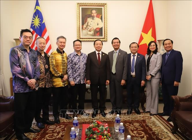 越南政府副总理陈红河会见马来西亚一些协会和企业代表。图自越通社