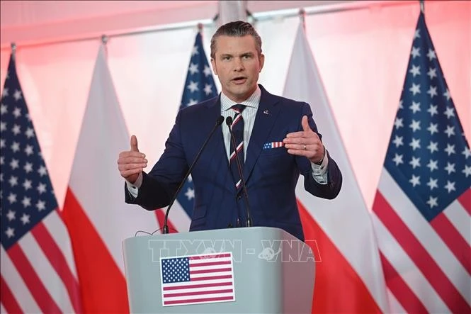 美国国防部长皮特·赫格塞斯发表讲话。图自越通社