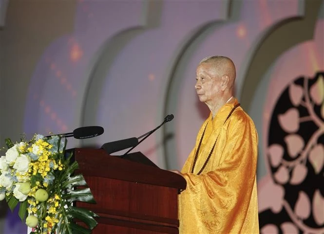 越南佛教教会证明理事会法主释智广长老和尚在2025年卫塞节开幕式上宣读卫塞节致辞。图自越通社