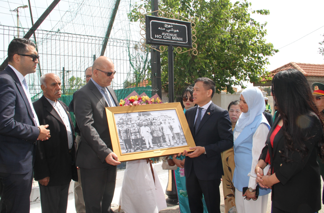 越南驻阿尔及利亚大使陈国庆将一张珍贵照片赠送给拉伊斯·哈米杜坊主席贾梅尔·贝拉穆。照片中为胡志明主席于1958年在越南接见来访的阿尔及利亚代表团。图自越通社