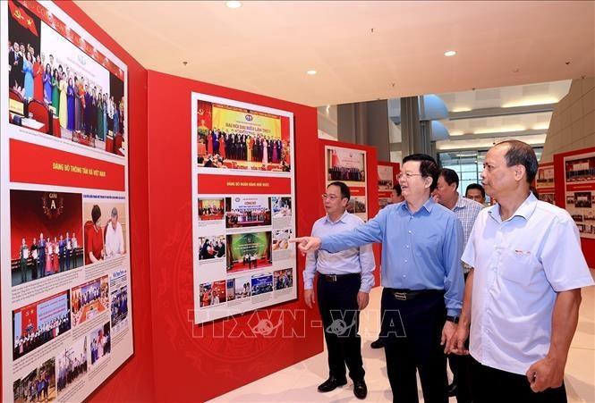 梅文政副总理检查越共政府第一次代表大会图片展筹备工作。图自越通社