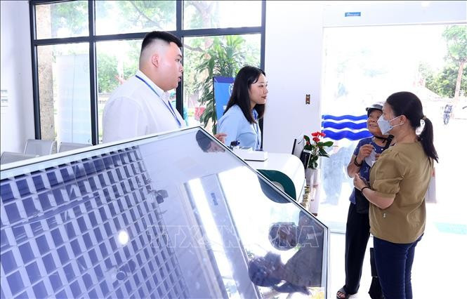 河内市西湖坊干部协助群众办理行政手续。图自越通社