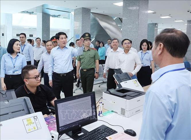 国家主席梁强视察广宁省人民委员会直属的一站式行政服务中心。图自越通社