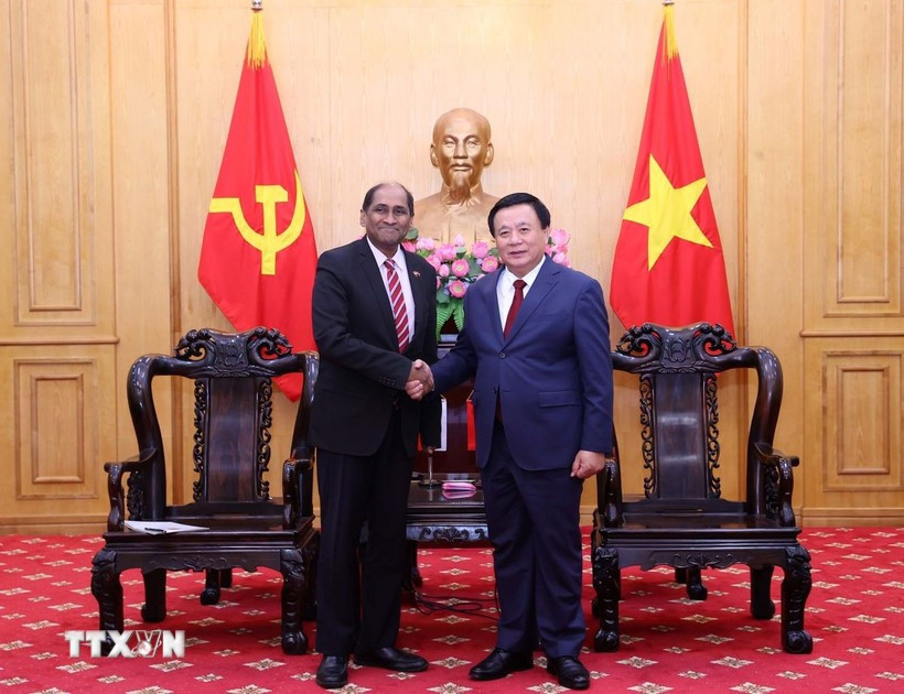 越共中央政治局委员、胡志明国家政治学院院长、中央理论委员会主任阮春胜在河内分别会见了新加坡驻越南大使贾雅·拉特南。图自越通社