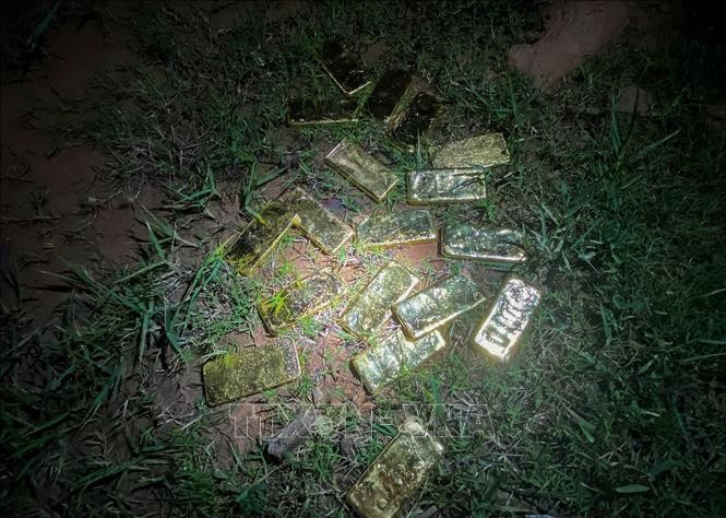 执法人员查获一辆摩托车和18块长方形金属锭（每块尺寸约11.5 x 5.1厘米），总重18公斤。图自越通社