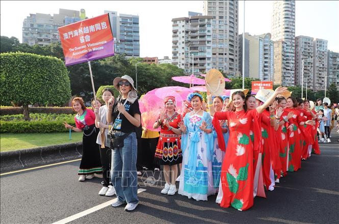 越南参加2025年中国澳门国际幻彩大巡游活动。图自越通社