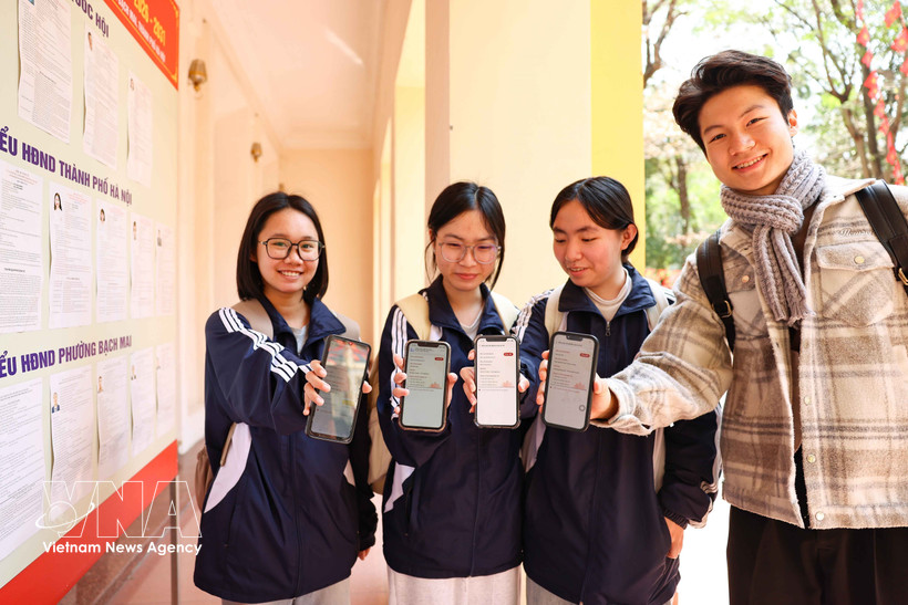 1800余名河内国民经济大学学生选民已准备好迎接这一重要日子，并在VNeID应用上“晒出”自己的投票地点。图自越通社