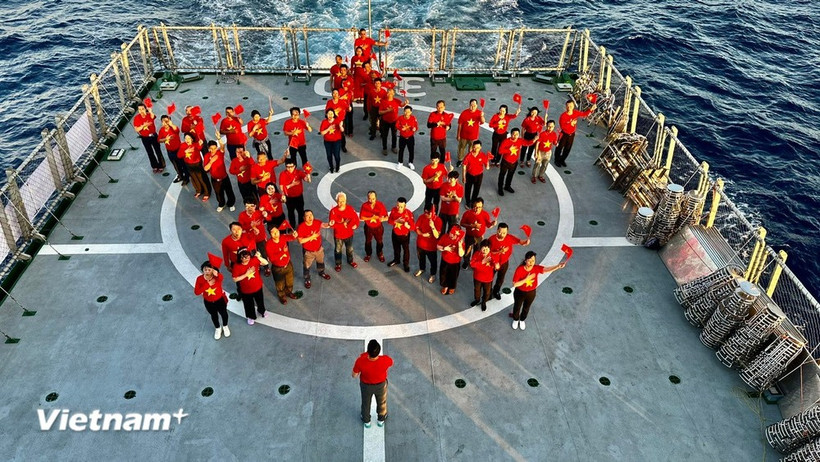 越侨代表在长沙群岛上一起合影。图自越通社