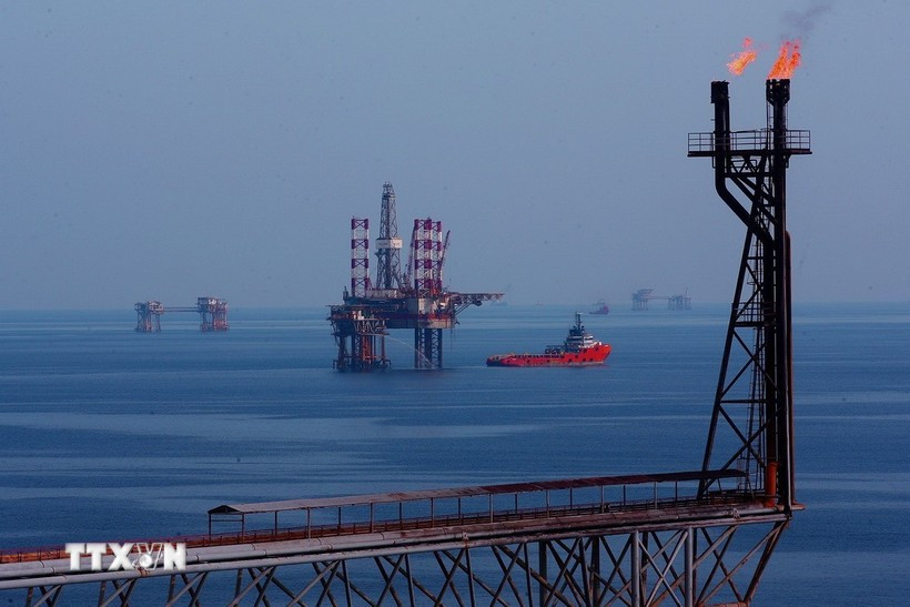 白虎油田上的各座钻井平台。图自越通社