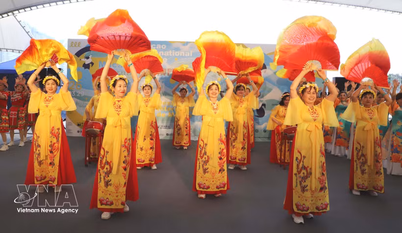 越南在2026年澳门国际幻彩大巡游上大放异彩。图自越通社