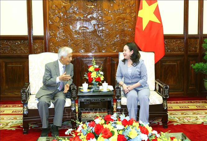 越南国家副主席武氏映春会见了“越南相遇”科学协会主席陈清云教授。图自越通社