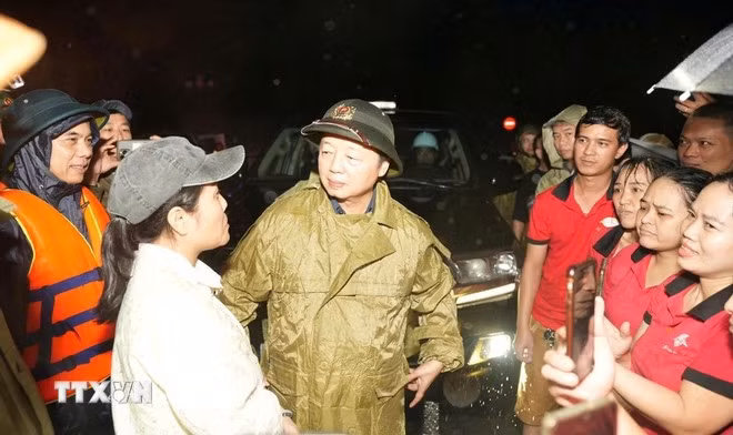 越南副总理陈红河前往顺化市富春坊芝陵街看望受灾群众。图自越通社