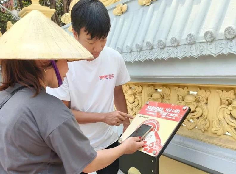游客在领江祠体验使用智能信息牌。图自人民报