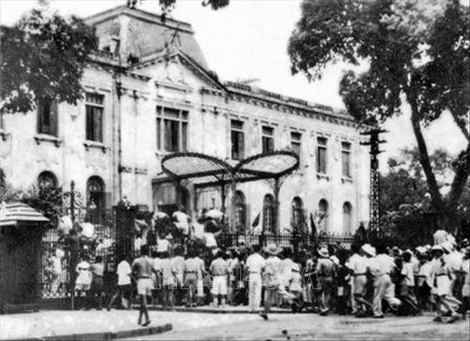 资料图：80年前，越南人民携手打击侵略者，赢得了八月革命的伟大胜利，将政权归还于人民。图自越通社