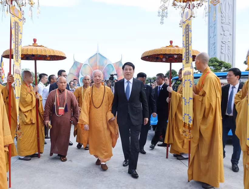 越南国家主席梁强出席2025年联合国卫塞节开幕式。图自越通社