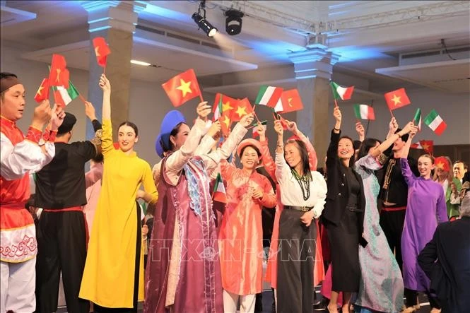 越南与意大利旅游促进活动的文艺表演。图自越通社