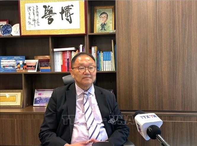 香港中文大学教授、香港立法会议员黄锦辉在接受越通社驻港记者采访。图自越通社