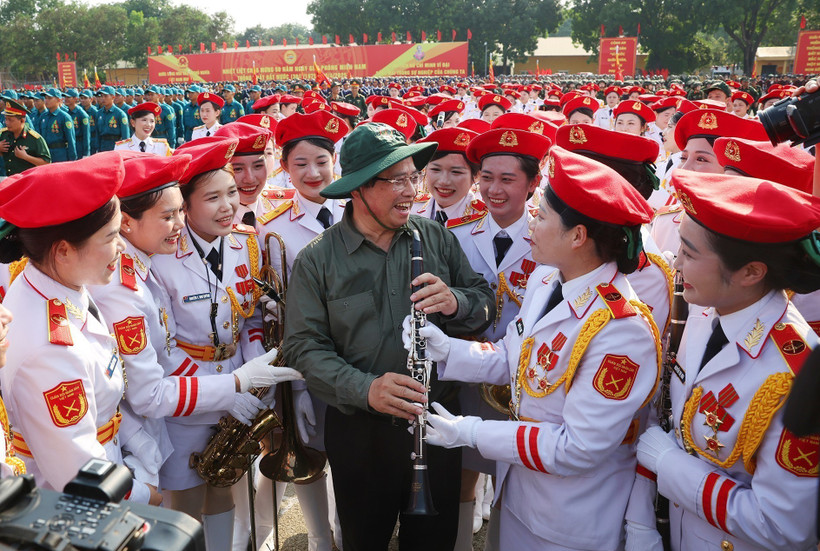 越南政府总理范明政走访慰问参加阅兵、游行的各力量单位。图自越通社