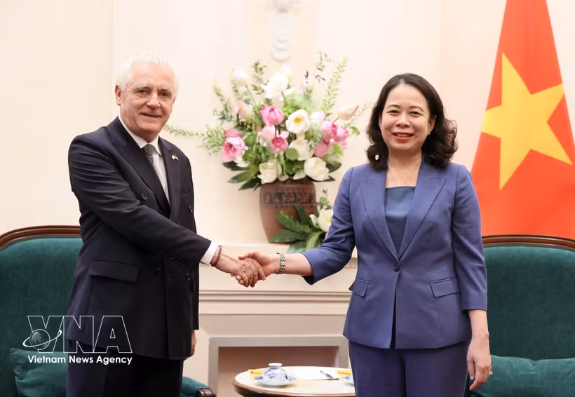 越共中央书记处书记、国家副主席武氏映春和阿根廷驻越南大使马科斯·安东尼奥·贝德纳尔斯基。图自越通社