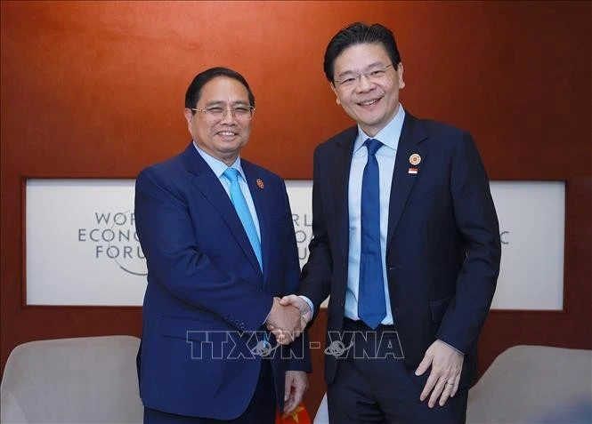 越南政府总理范明政会见新加坡总理黄循财。图自越通社