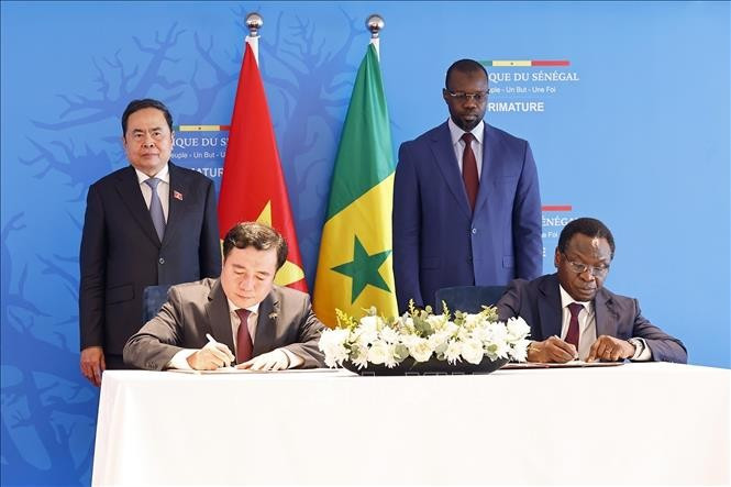 越南国会主席陈青敏与塞内加尔总理乌斯曼·松科（Ousmane Sonko）共同见证越南工贸部与塞内加尔工贸部签署大米贸易谅解备忘录。图自越通社