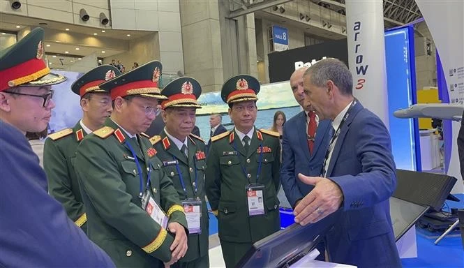 越南国防部代表团参观了在2025年日本军警防务展览会上展出的新技术产品。图自越通社