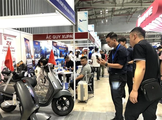 汽车工业与交通基础设施国际展览系列在胡志明市开幕。图自越通社