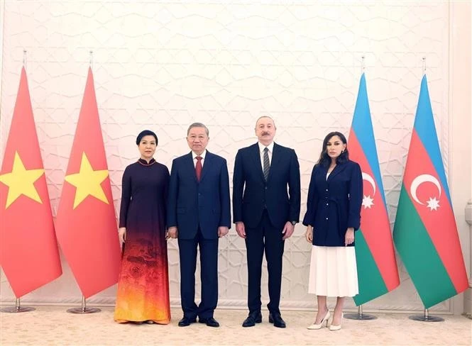 阿塞拜疆总统阿利耶夫和夫人和越共中央总书记苏林与夫人合影。图自越通社