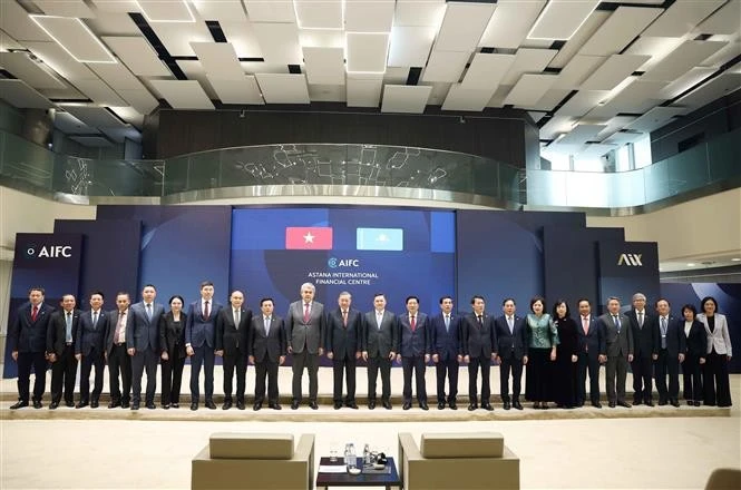 苏林总书记一行造访了Astana金融中心并合影留念。图自越通社
