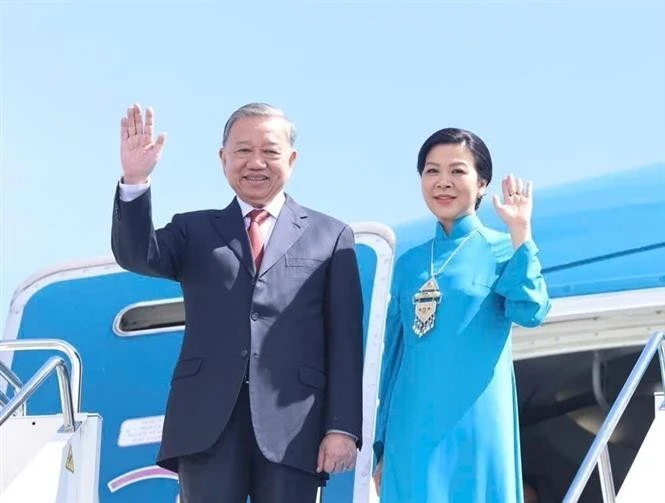越共中央总书记苏林和夫人离开阿斯塔纳，启程对阿塞拜疆共和国进行国事访问。图自越通社
