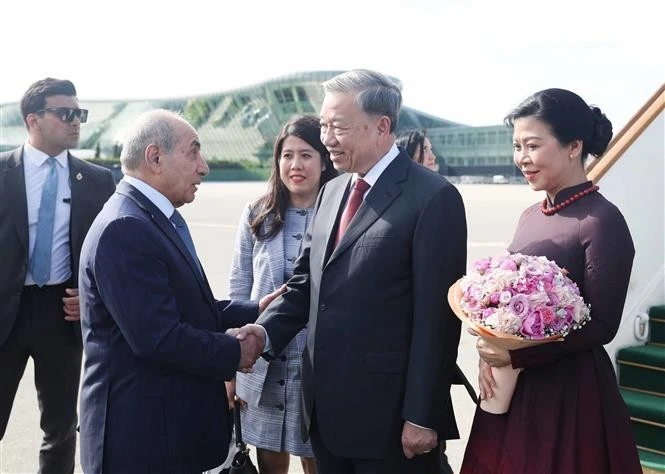阿塞拜疆第一副总理亚古布·埃尤博夫在首都巴库的盖达尔·阿利耶夫国际机场迎接越共中央总书记苏林和夫人。图自越通社