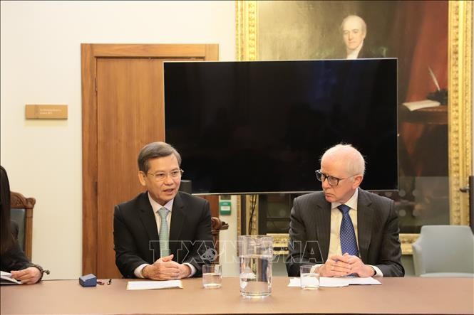黎明智院长与英国最高法院院长罗伯特·里德(Robert Reed)举行会谈。图自越通社