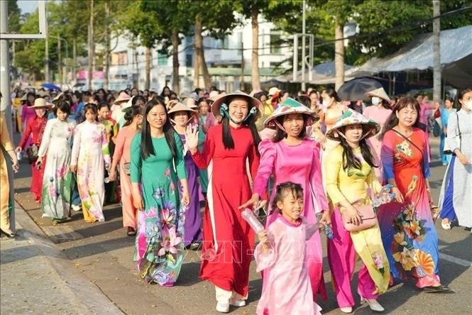 同塔省妇女举行游行，颂扬传统奥黛的美丽。图自越通社